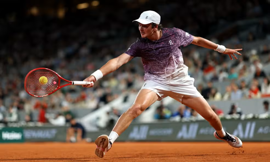 João Fonseca celebra presença de Guga em Roland Garros após vitória sobre Ruud: "Privilégio"