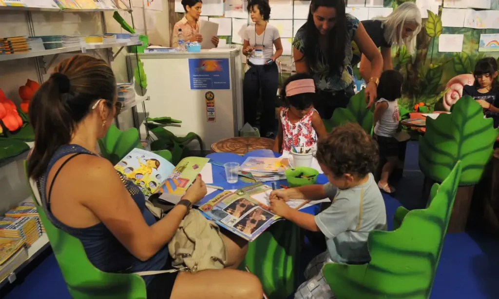 Estudo da OCDE revela que 53% das famílias brasileiras raramente leem para crianças de 5 anos 1 Estudo da OCDE revela que 53% das famílias brasileiras raramente leem para crianças de 5 anos