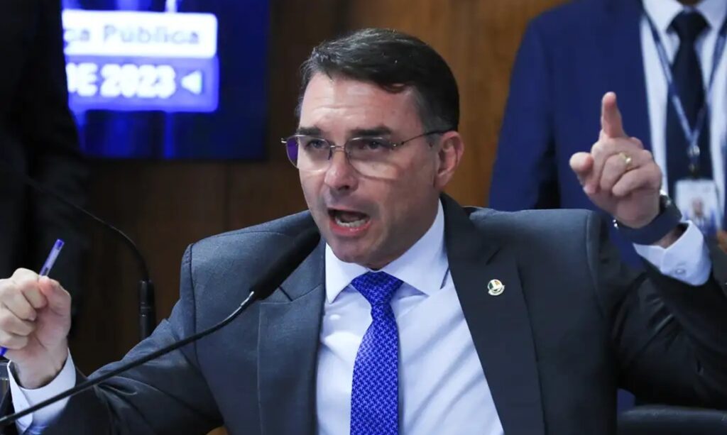 Aliados avaliam que Flávio Bolsonaro precisa superar desgaste político