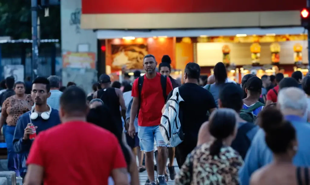 Desemprego sobe a 5,8% no trimestre até abril, mas recua ante 2025, aponta IBGE
