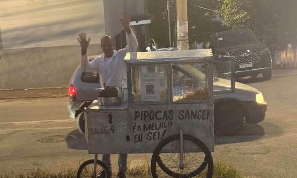 Pipoqueiro viraliza após devolver Pix de R$ 300 enviado por engano