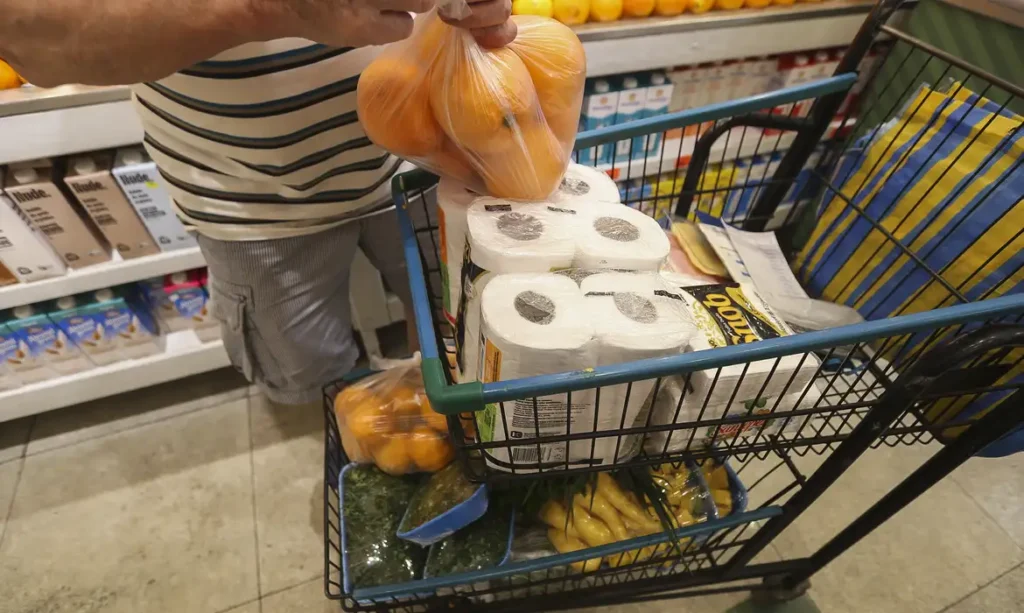 Inflação desacelera para 0,67% em abril pressionada por alimentos; em 12 meses, IPCA acumula 4,39% dentro da meta 8 Inflação desacelera para 0,67% em abril pressionada por alimentos; em 12 meses, IPCA acumula 4,39% dentro da meta