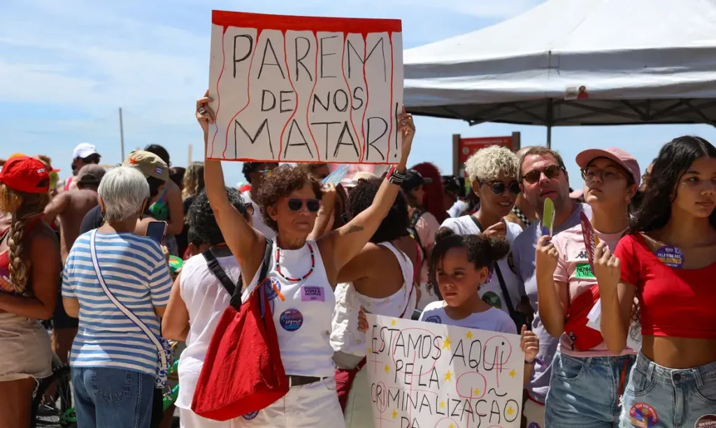 Novas regras reforçam proteção a mulheres nos ambientes físico e digital com cadastro nacional de agressores e remoção rápida de conteúdos