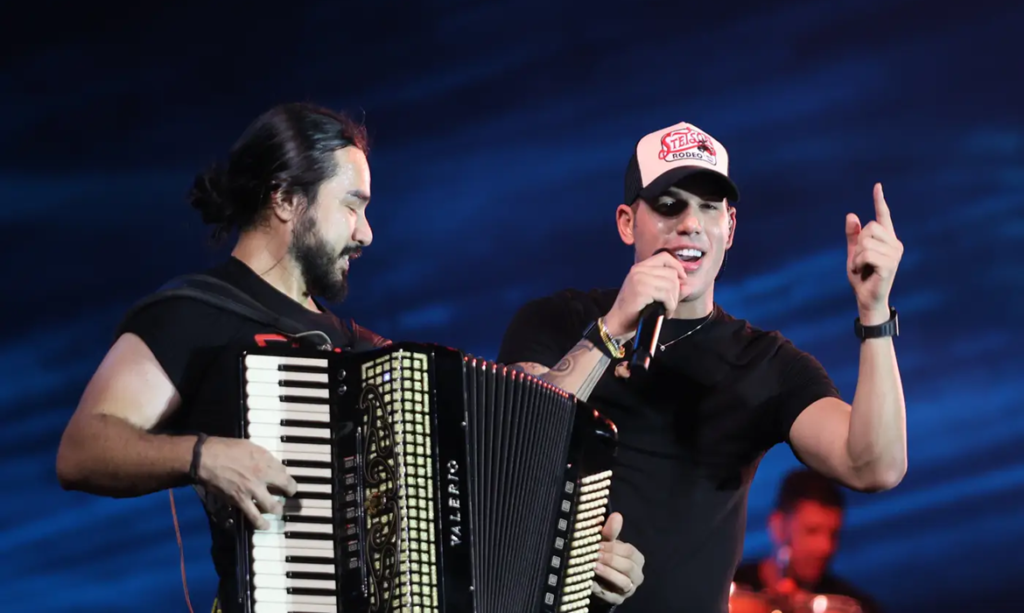 Zé Vaqueiro anuncia gravação de DVD em Belém durante show no Parárraiá 2026 no Mangueirão