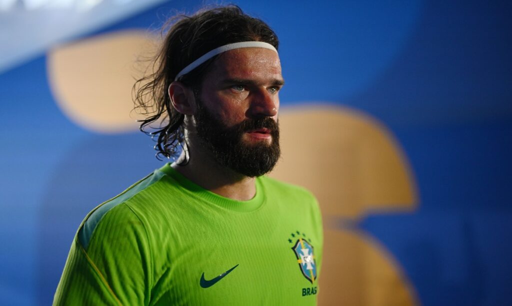 Alisson alcança marca histórica e sobe em ranking da Seleção Brasileira