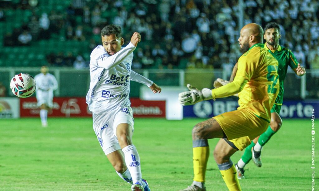 Paysandu tem dois expulsos, leva virada do Figueirense e cai para terceiro na Série C