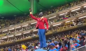 Torcedor que “vira estátua” de Patrice Lumumba estreia na Copa após ausência na abertura