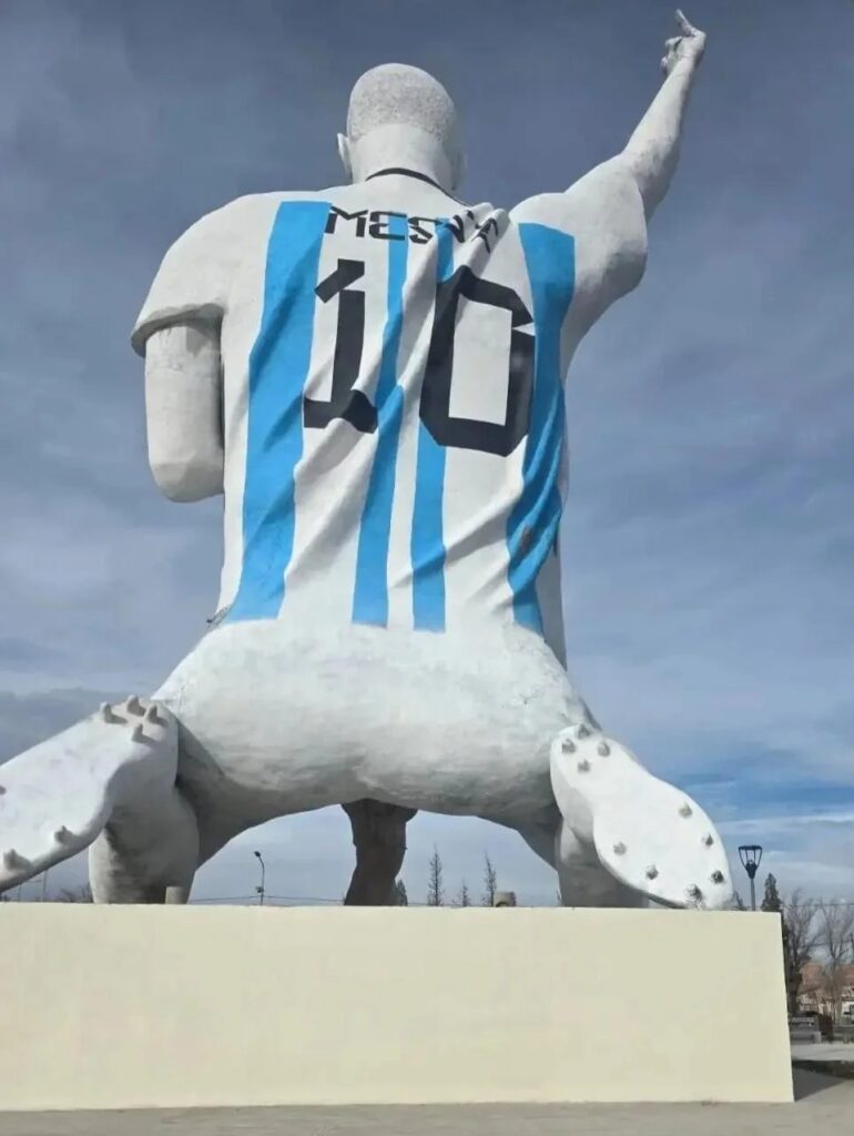Estátua de 26 metros de Messi em Cutral Co vira meme na Argentina por formato polêmico