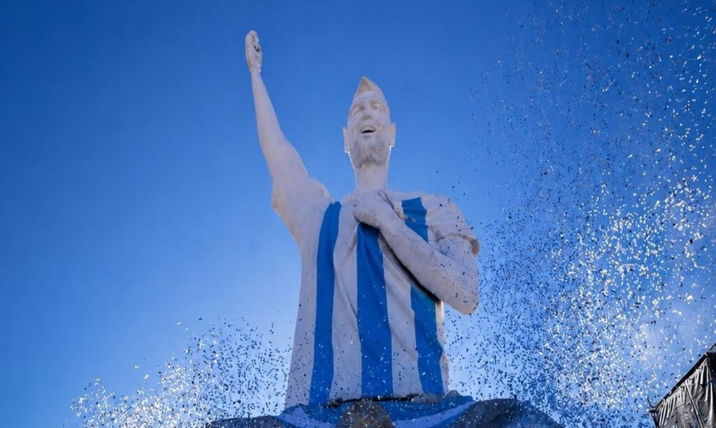 Estátua de 26 metros de Messi em Cutral Co vira meme na Argentina por formato polêmico