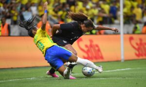 Seleção feminina é derrotada pelos EUA em amistoso no Castelão marcado por expulsões, incluindo da técnica Arthur Elias; Brasil perde por 1 a 0 com gol contra