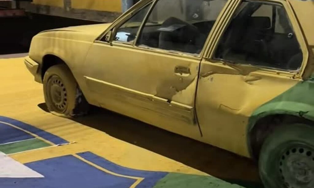 Carro estacionado acaba pintado junto com rua decorada para a Copa no Rio de Janeiro