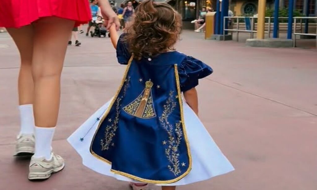 Menina emociona ao escolher fantasia inspirada em Nossa Senhora Aparecida para visitar a Disney