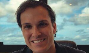 Advogado Lucca Mendes destaca importância de transformar o desenvolvimento de equipes em prática concreta