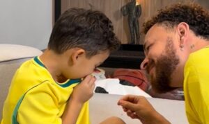 Fred Bruno emociona seguidores ao compartilhar vídeo do filho Cris em clima de Copa do Mundo
