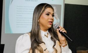 Diretora do Pro Analysis, Dra. Samantha Gonçalves, compartilha experiência profissional com acadêmicos de Biomedicina da UNAMA