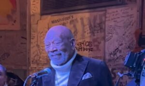 Morgan Freeman estreia no blues aos 89 anos e anuncia primeiro álbum da carreira