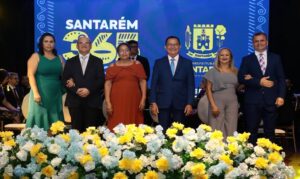 Prefeito Zé Maria Tapajós destaca homenageados durante entrega de medalhas