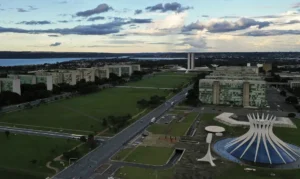 Governo libera servidores federais mais cedo nos jogos do Brasil na Copa com compensação obrigatória