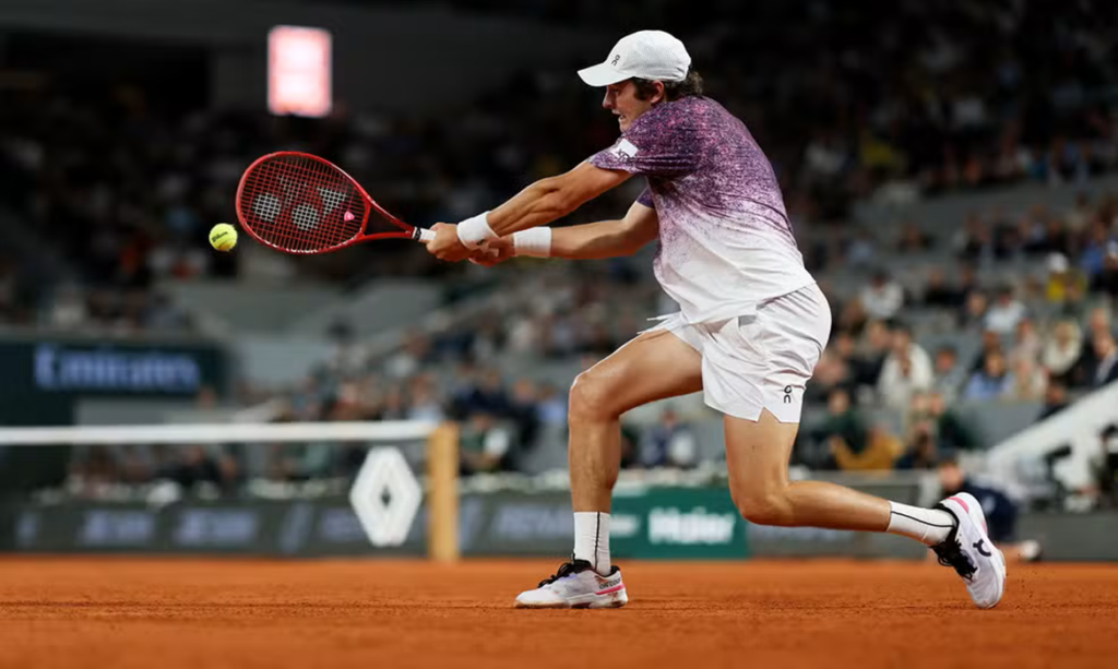 João Fonseca cai nas quartas de Roland Garros para tcheco Jakub Mensik e encerra melhor campanha brasileira em Grand Slam em 22 anos 3 João Fonseca cai nas quartas de Roland Garros para tcheco Jakub Mensik e encerra melhor campanha brasileira em Grand Slam em 22 anos