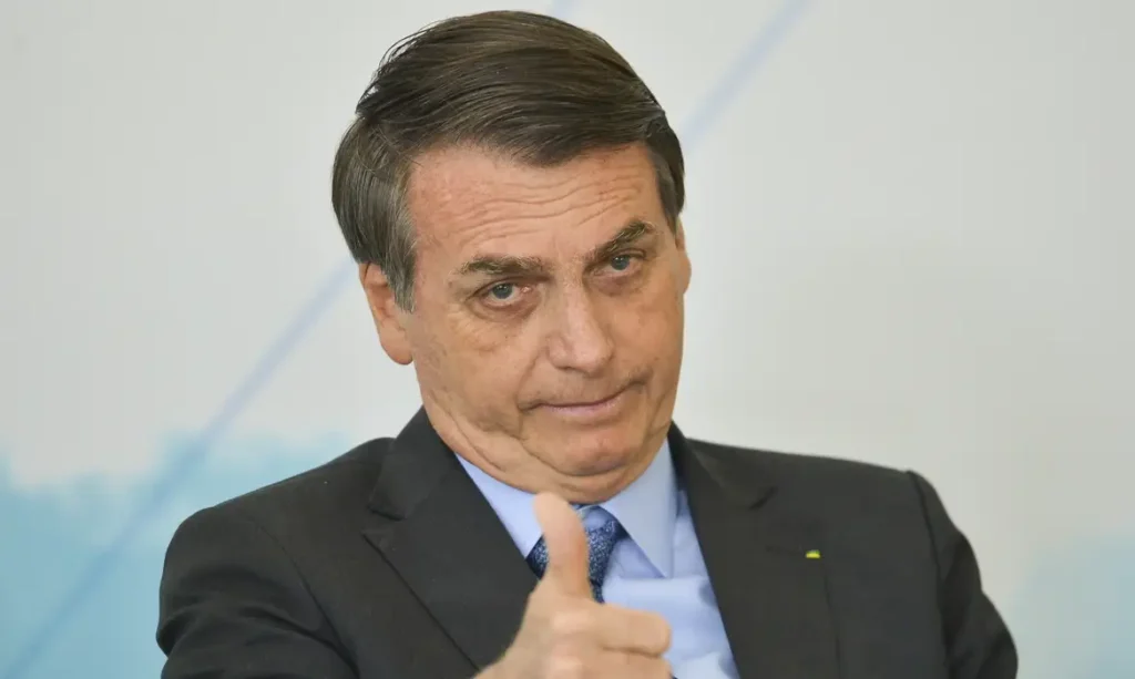 Militar é detido ao ser flagrado com arma que pertenceu a Jair Bolsonaro 1 Militar é detido ao ser flagrado com arma que pertenceu a Jair Bolsonaro