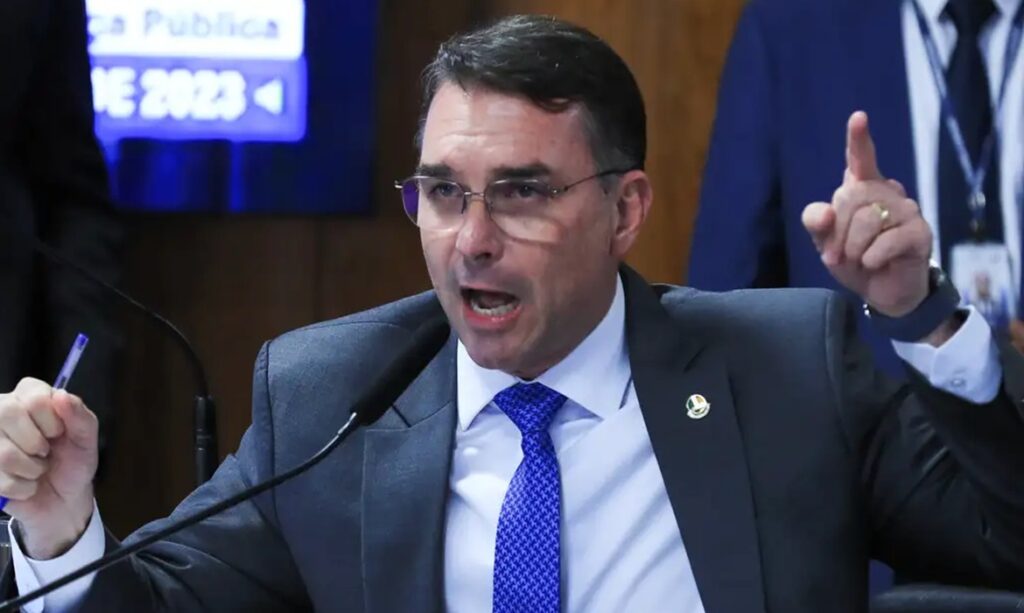 Flávio Bolsonaro defende privatização dos Correios durante debate econômico