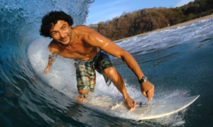 Surfista e empresário cearense Petrônio Tavares morre enquanto surfava no México