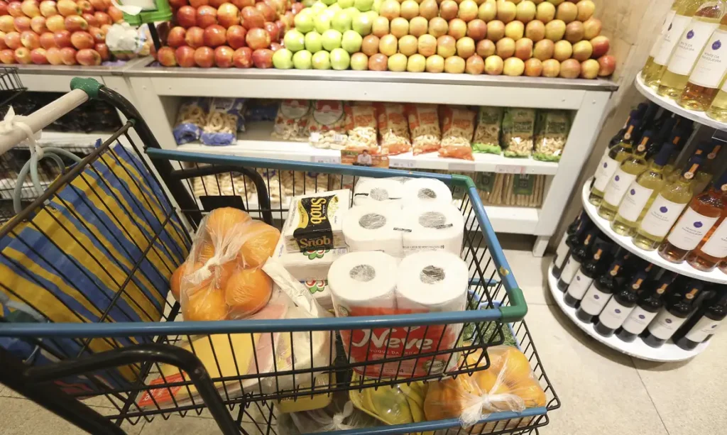 Inflação de maio sobe 0,58% puxada por alimentos, e acumulado em 12 meses sai do teto da meta 1 Inflação de maio sobe 0,58% puxada por alimentos, e acumulado em 12 meses sai do teto da meta