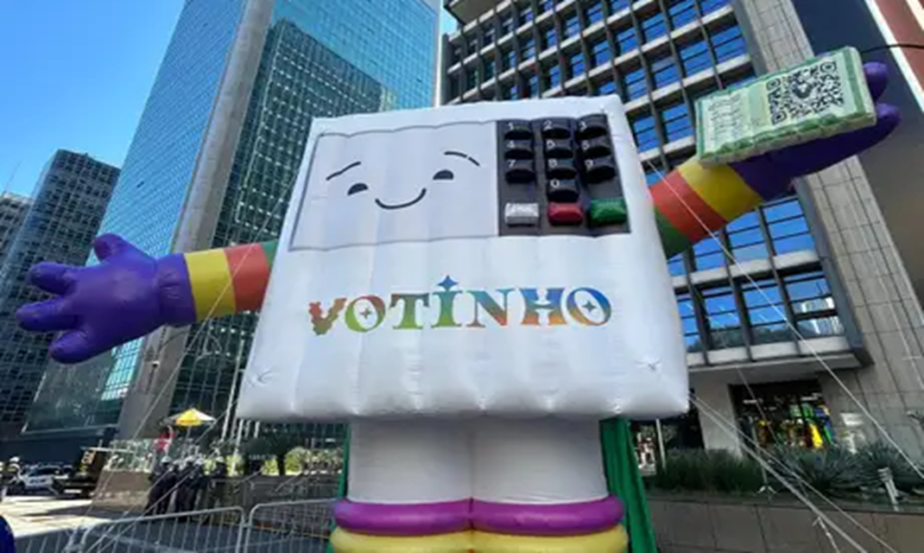 Parada do Orgulho LGBT+ leva cores e vibração à Avenida Paulista e lembra importância do voto nas eleições com urna gigante chamada "Votinho"