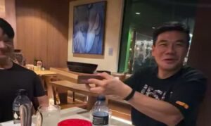 Juliano Son chega a Belém para participar do Belém para Cristo e prova açaí, tacacá e peixe frito