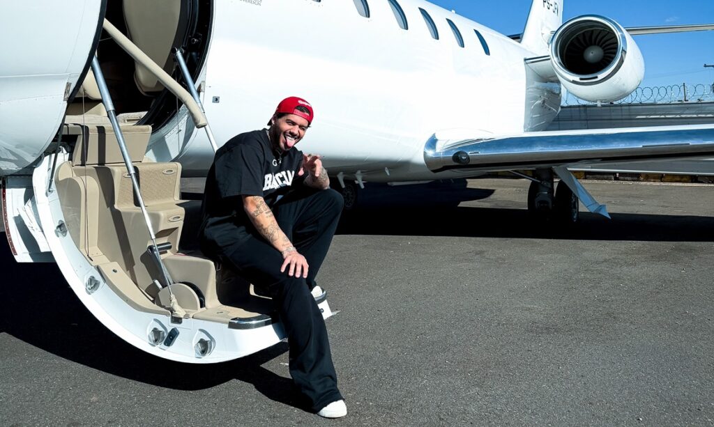 Zé Felipe celebra compra de novo avião particular e compartilha conquista com fãs 1 Zé Felipe celebra compra de novo avião particular e compartilha conquista com fãs