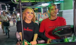 Joelma chega de bicitáxi para show em Afuá e diverte fãs