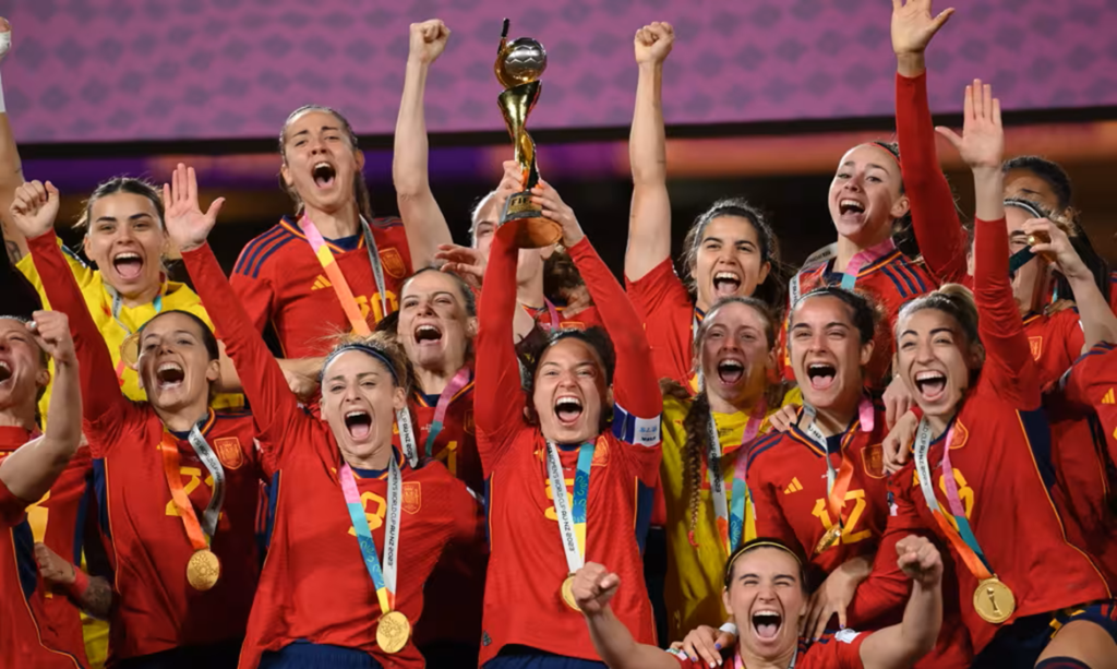 Espanha pode se tornar primeiro país a deter títulos mundiais masculino e feminino simultaneamente após vaga na final da Copa 1 Espanha pode se tornar primeiro país a deter títulos mundiais masculino e feminino simultaneamente após vaga na final da Copa