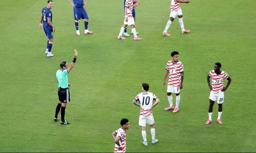 Árbitro brasileiro Raphael Claus expulsa Balogun, mas EUA vencem Bósnia por 2 a 0 e vão às oitavas 1 Árbitro brasileiro Raphael Claus expulsa Balogun, mas EUA vencem Bósnia por 2 a 0 e vão às oitavas