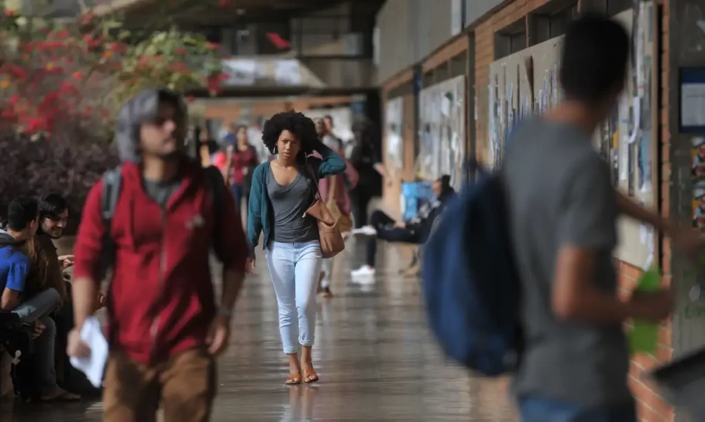Mais de 54% dos graduandos já abandonaram curso para cuidar dos filhos; estudo revela alta vulnerabilidade social 1 Mais de 54% dos graduandos já abandonaram curso para cuidar dos filhos; estudo revela alta vulnerabilidade social