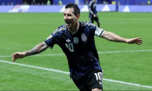 Messi dedica classificação à final da Copa a Maradona após dar duas assistências na vitória sobre a Inglaterra: "É um presente para ele"