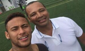 Pai de Neymar publica carta emocionante e pede que filho volte a sorrir no futebol