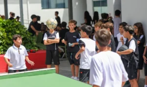 Lei que restringe celulares é adotada por 92% das escolas e melhora concentração e convivência