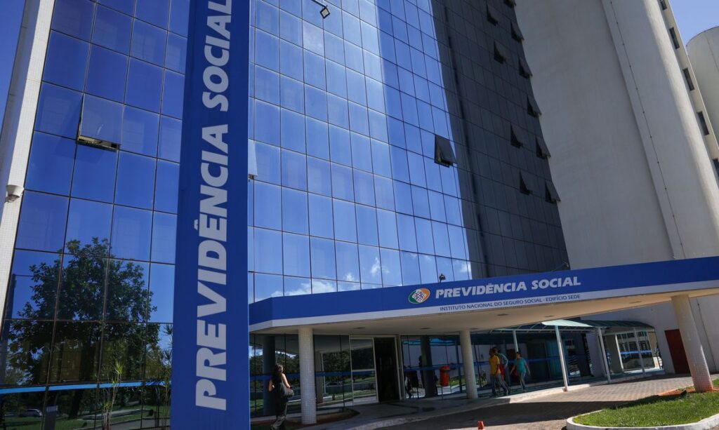Previdência reduz em R$ 5 bilhões previsão de gastos com INSS para 2027