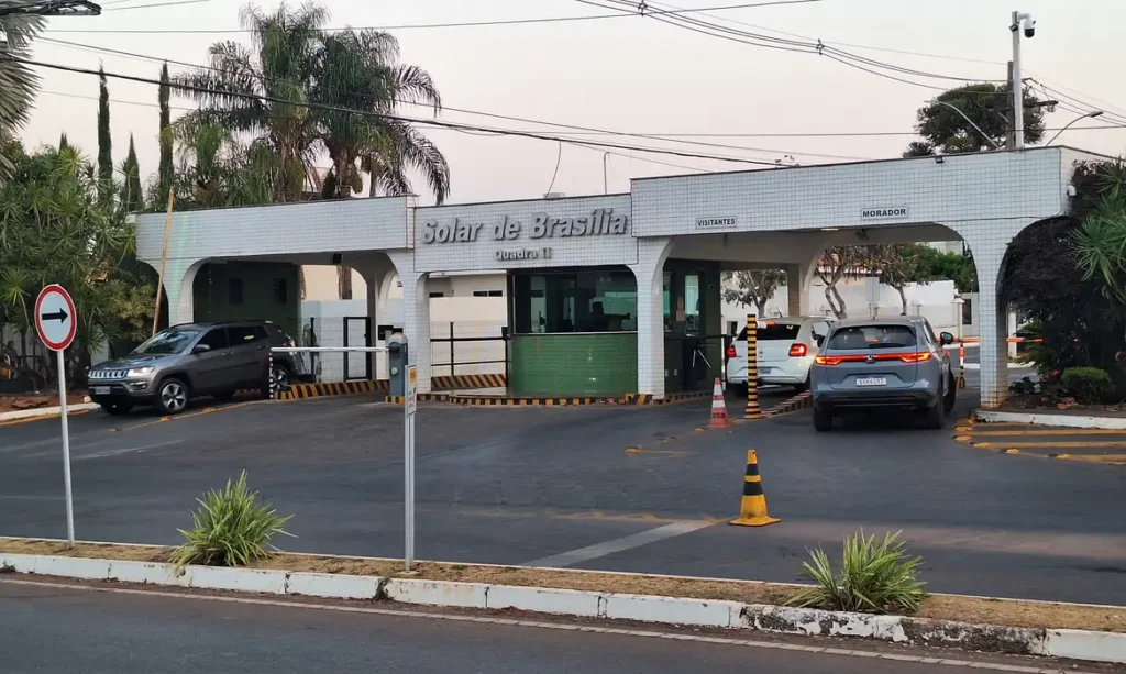 Moraes autoriza Bolsonaro a receber visitas, mas Flávio segue proibido até o fim das eleições