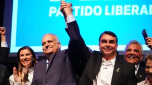 Flávio Bolsonaro terá segundo menor tempo de TV ante PT desde 2010, com chapa "puro-sangue" e 1 minuto e 12 segundos a menos que Lula