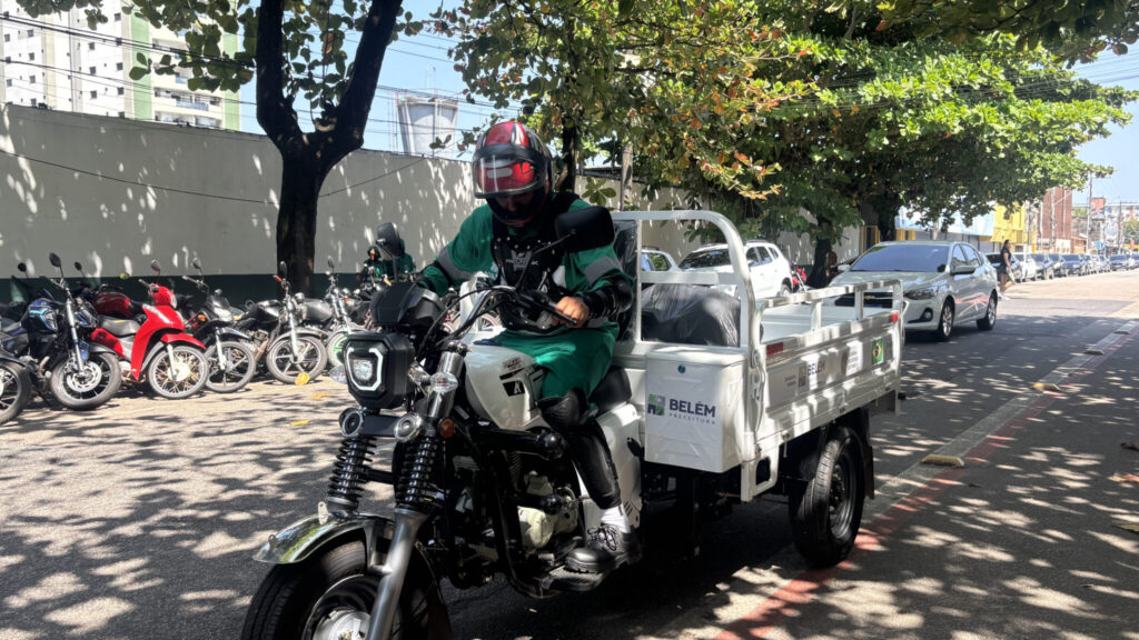 Triciclos recolhem 300 toneladas de lixo em Belém no primeiro mês de operação; frota de 19 veículos amplia agilidade da coleta