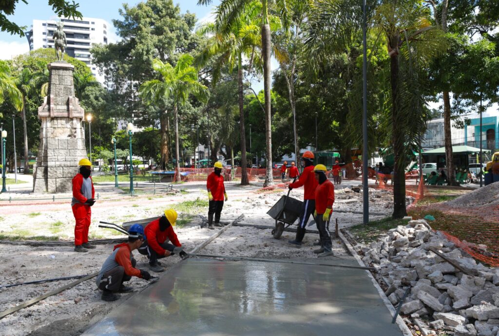 Obras na Praça Brasil avançam 60% e transformam tradicional espaço em parque urbano com academia, pista de corrida e playground