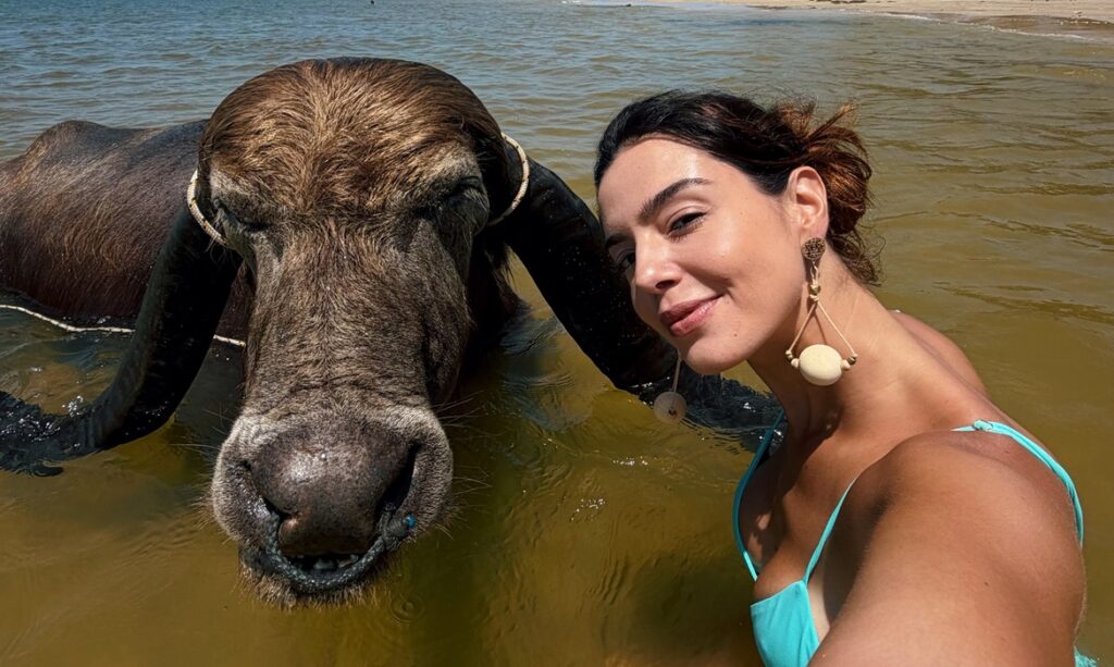Giovanna Lancellotti visita o Marajó e participa de ação ambiental na Praia Barra Velha