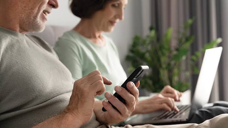Terapia Ocupacional ajuda idosos a evitar dependência digital e equilibrar uso de redes sociais