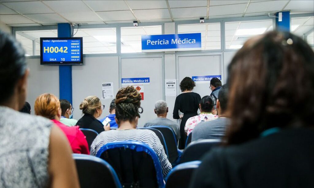 Fila de espera do INSS cai para 1,282 milhão de requerimentos, menor patamar desde 2023