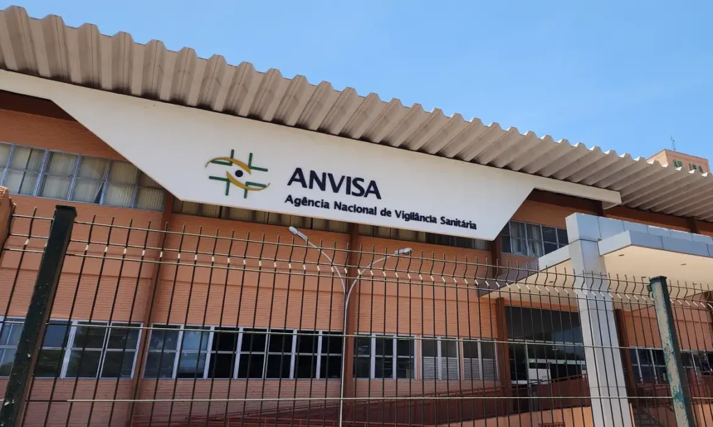 Anvisa proíbe fabricação e venda de cosméticos sem registro, incluindo itens capilares e dermatológicos