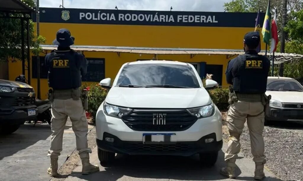 PRF recupera caminhonete roubada durante fiscalização em Marabá