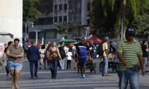 Crescimento populacional do Brasil cai para 0,37% em 2026, com população estimada em 214,2 milhões, aponta IBGE