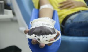 Novas regras reduzem prazos de espera para doação de sangue após tatuagem e piercing a partir de outubro