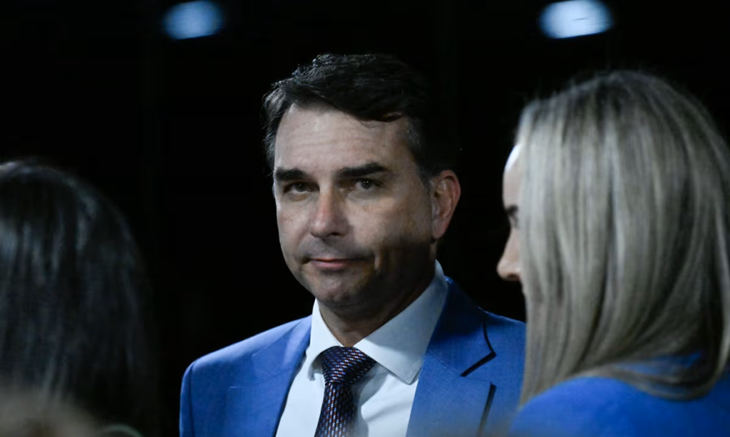 UFRJ nega pós-graduação de Flávio Bolsonaro citada em perfis oficiais; campanha fala em "equívoco" 1 UFRJ nega pós-graduação de Flávio Bolsonaro citada em perfis oficiais; campanha fala em "equívoco"